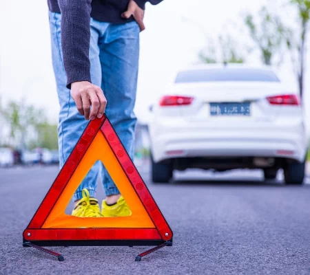 samochód i trójkąt ostrzegawczy