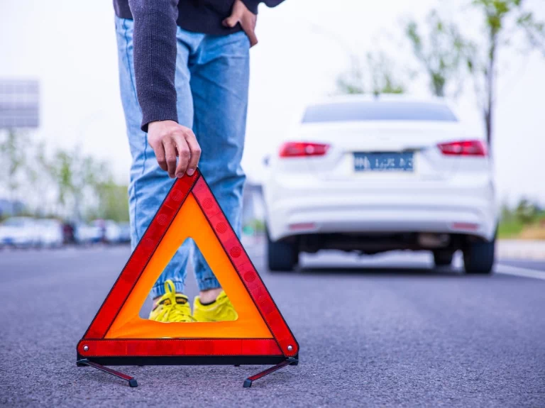 samochód i trójkąt ostrzegawczy